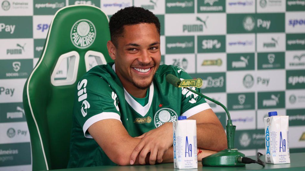 Vitor Roque pode estrear pelo Palmeiras contra o São Paulo. (Foto: César Greco/SEP)