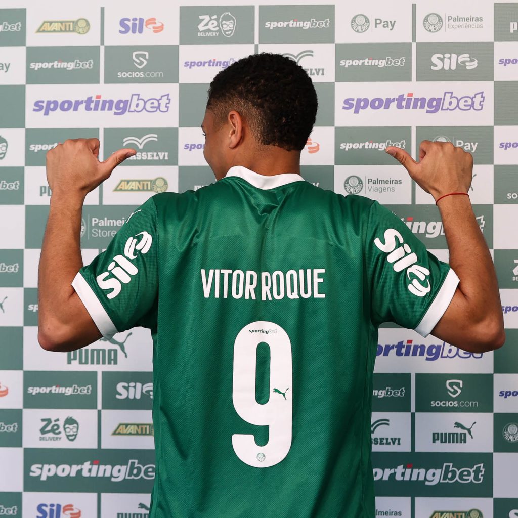Vitor foi apresentado com a camisa 9 no Palmeiras. (Foto: Cesar Greco/SEP)