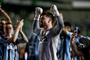 Tiago Volpi pegou dois pênaltis na semifinal do Campeonato Gaúcho. (Foto: Duda Fortes/GZH)