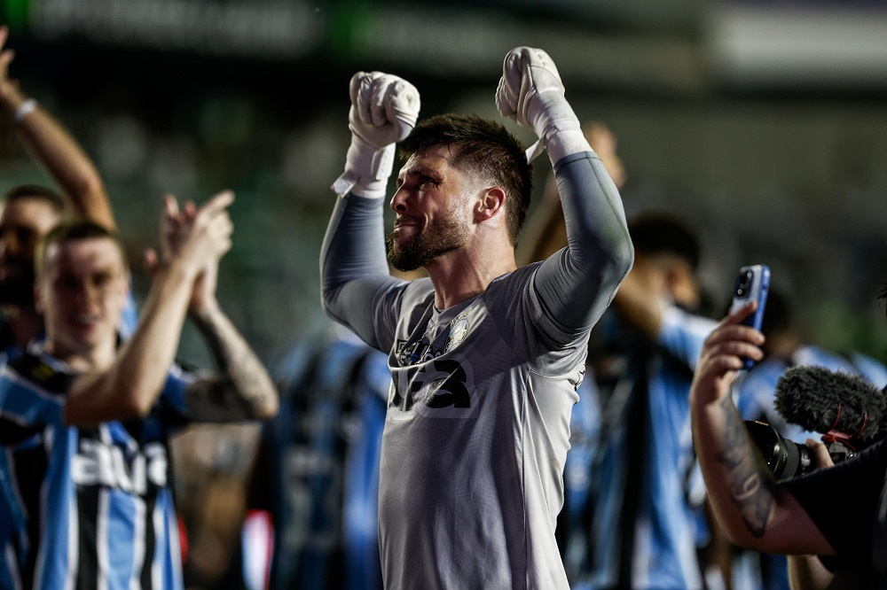 Tiago Volpi pegou dois pênaltis na semifinal do Campeonato Gaúcho. (Foto: Duda Fortes/GZH)