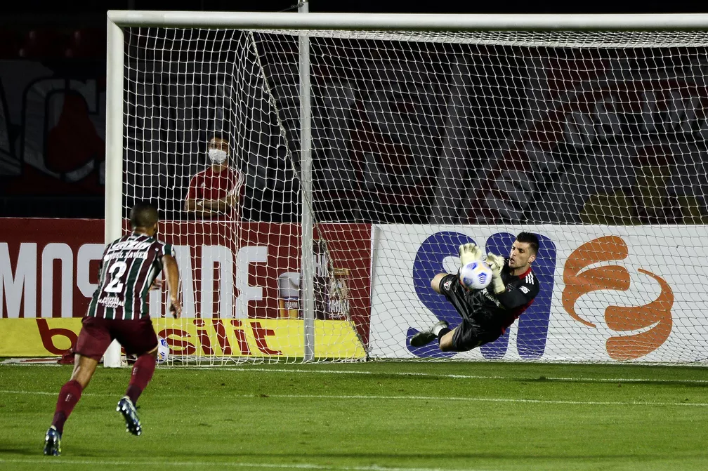 Tiago Volpi pegou quatro pênaltis pelo São Paulo. (Foto: Marcos Ribolli/ge)
