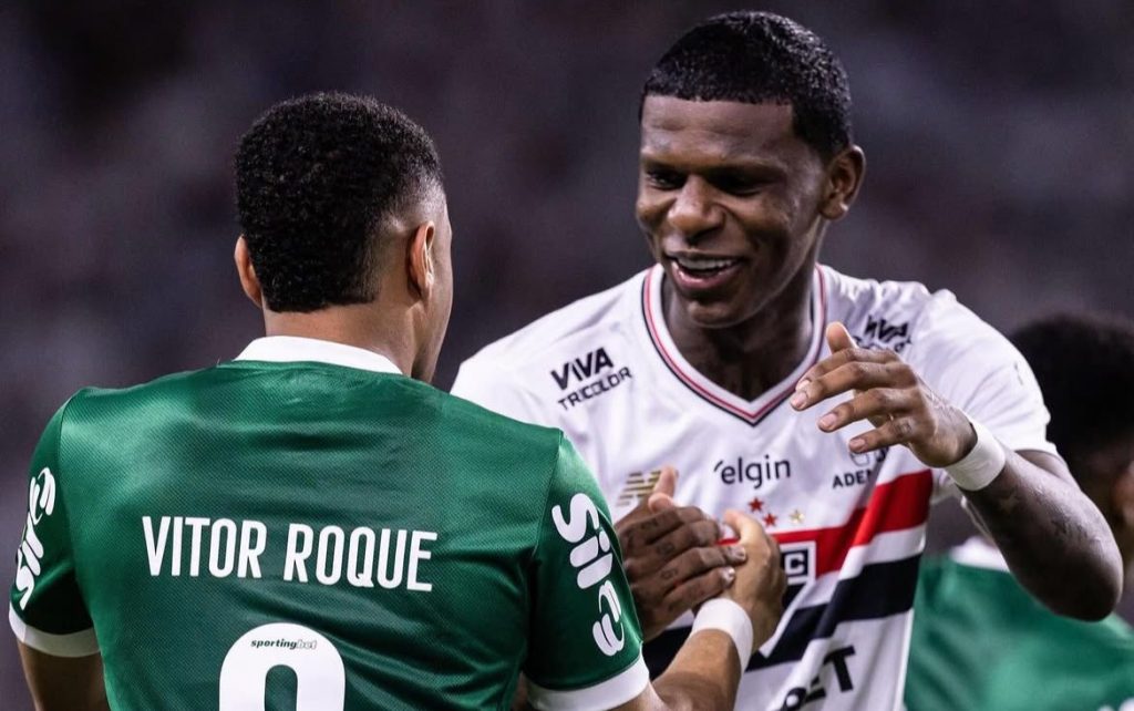 Vitor Roque e Arboleda antes do Choque-Rei. Foto: Reprodução.