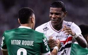 Vitor Roque e Arboleda antes do Choque-Rei. Foto: Reprodução.