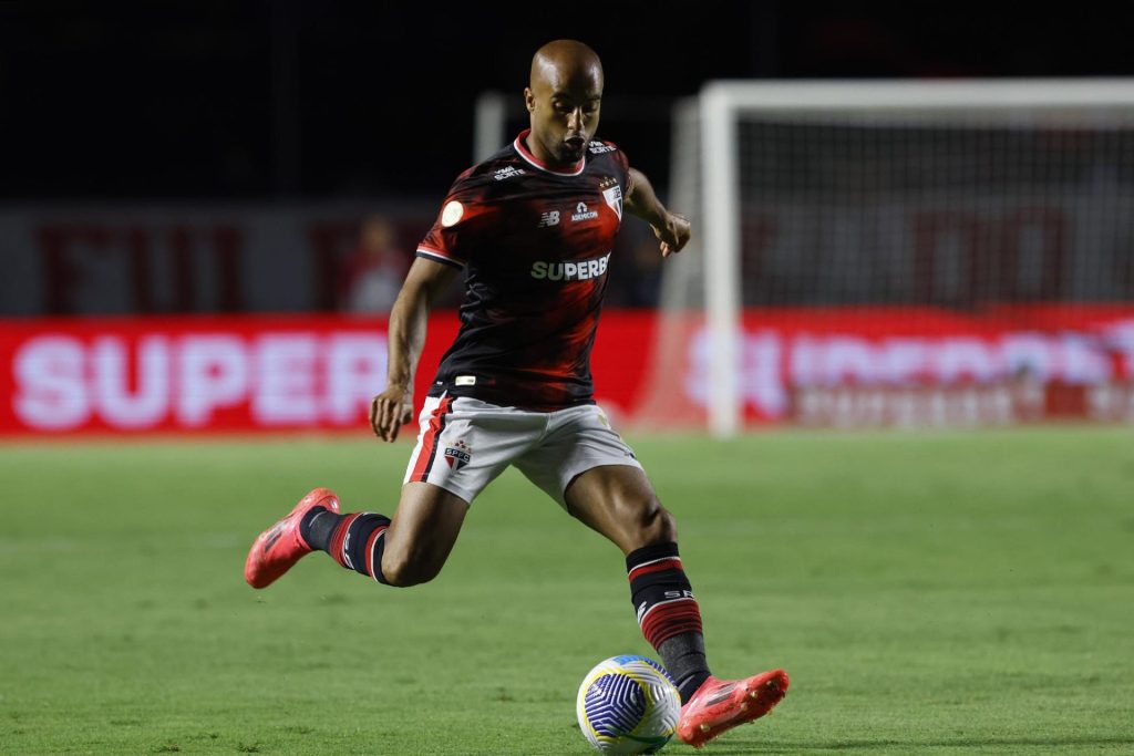 Lucas veste camisa 3 do São Paulo. (Foto: Rubens Chiri/SPFC)