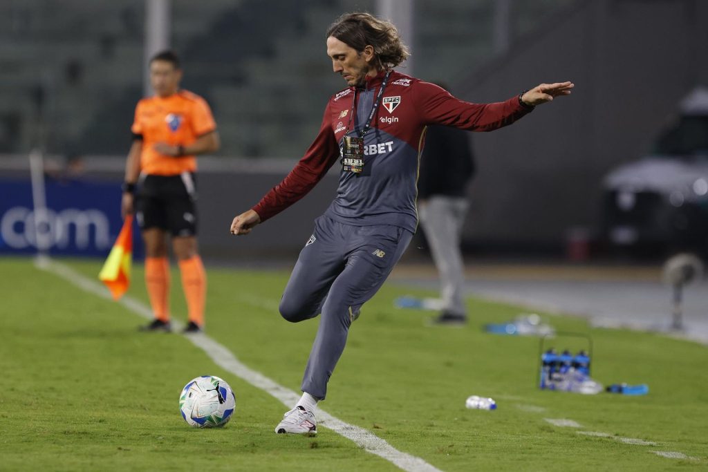 Luis Zubeldía tentará segunda vitória fora de casa pela Libertadores com o São Paulo. (Foto: Rubens Chiri/SPFC)