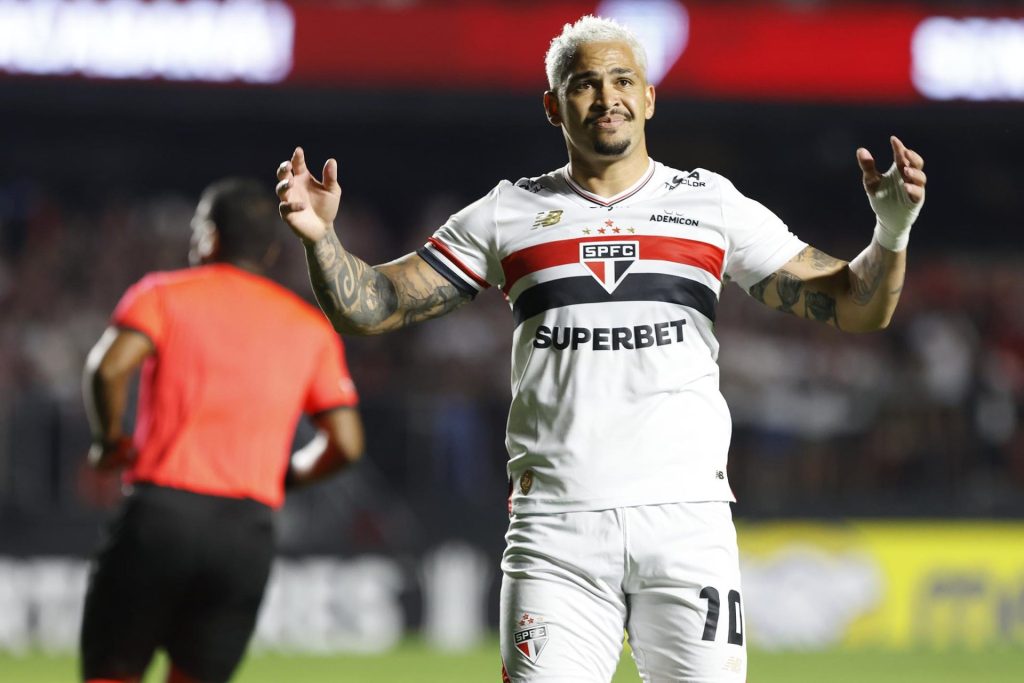 Luciano é titular do São Paulo. (Foto: Rubens Chiri e Paulo Pinto/SPFC)