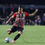 São Paulo perto de acordo com Cédric Soares. (Foto: Rubens Chiri e Paulo Pinto/SPFC)