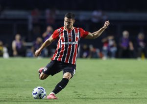 São Paulo perto de acordo com Cédric Soares. (Foto: Rubens Chiri e Paulo Pinto/SPFC)
