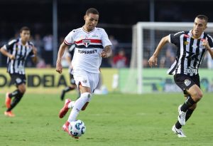 Alves se destaca em vitória do São Paulo. (Foto: Rubens Chiri/SPFC)