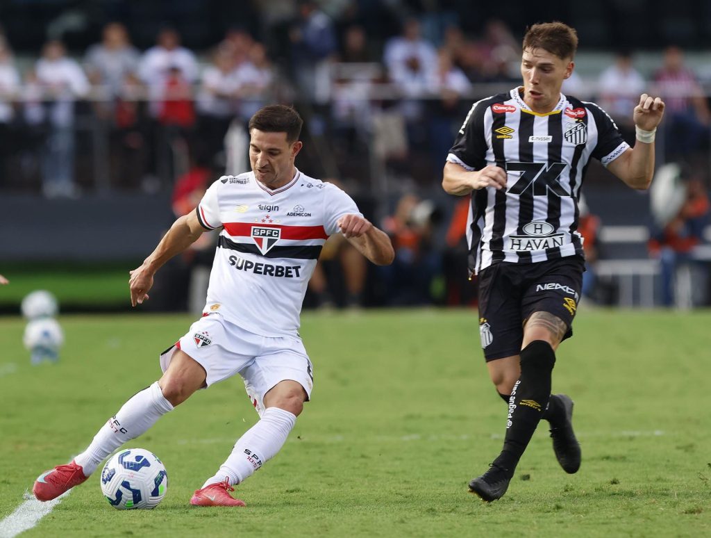 Cédric Soares ganha confiança no São Paulo. (Foto: Rubens Chiri/SPFC)