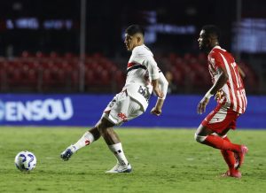 Alan Franco em ação pelo São Paulo contra o Náutico. (Foto: Rubens Chiri/SPFC)