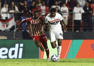 Lucas Ferreira assume espaço no São Paulo. (Foto: Rubens Chiri/SPFC)