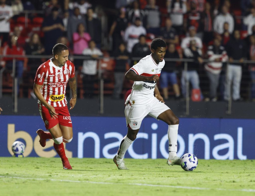 Cria de Cotia vira opção no time titular de Luis Zubeldía. (Foto: Rubens Chiri/SPFC)