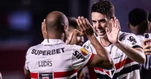 São Paulo conta muito com a técnica da dupla Lucas e Oscar. (Foto: Marcello Zambrana/AGIF)