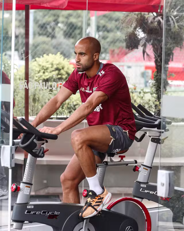Lucas segue em recuperação da pancada no joelho. (Foto: Rubens Chiri/SPFC)