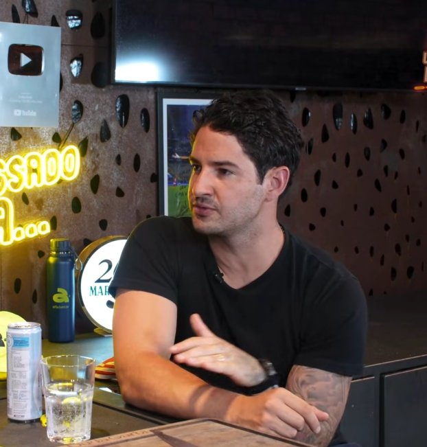 Pato concedeu entrevista a Duda Garbi. (Foto: Reprodução/YouTube)