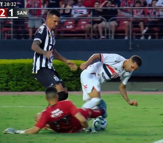 Meia do Tricolor sofre pênalti ignorado pelo VAR. (Foto: Reprodução/TV Globo)