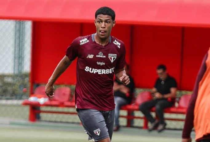 Ryan Francisco é observado por olheiros em jogo do São Paulo. (Foto: Erico Leonan/SPFC)