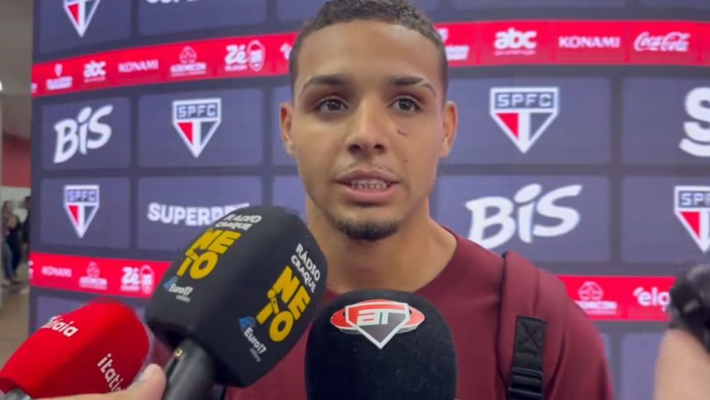 Matheus Alves em entrevista pós-jogo. Foto: Reprodução.