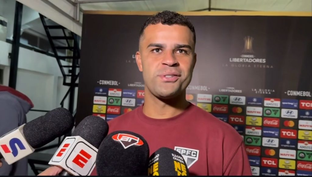 Alisson em entrevista pós-jogo. Foto: Gabriel Sá