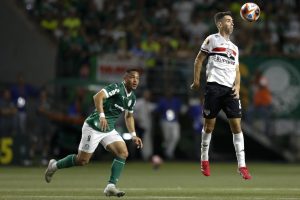 Oscar volta de lesão e reforça São Paulo contra o Palmeiras. (Foto: Rubens Chiri/SPFC)