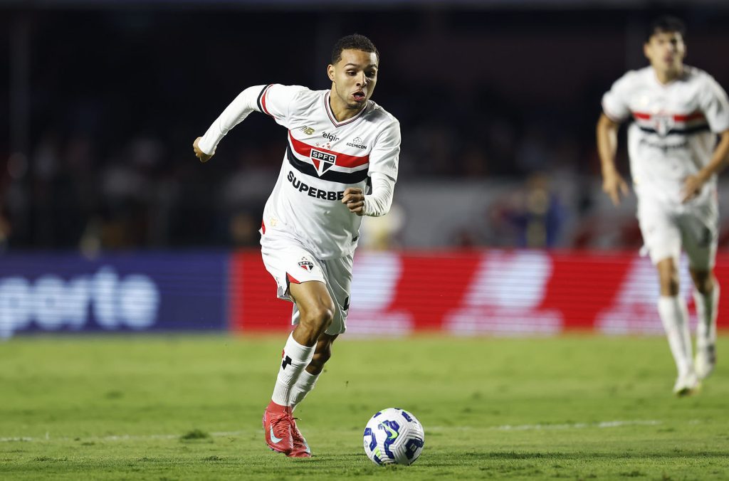 Alves ganha espaço no São Paulo. (Foto: Rubens Chiri/SPFC)
