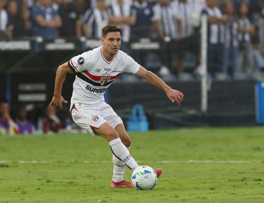 Cédric Soares renovou seu contrato com o São Paulo. (Foto: Rubens Chiri/SPFC)