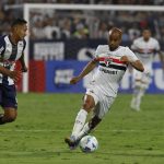 Lucas preocupou a torcida no jogo da Libertadores. (Foto: Rubens Chiri/SPFC)
