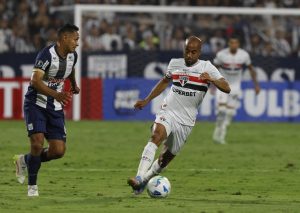 Lucas preocupou a torcida no jogo da Libertadores. (Foto: Rubens Chiri/SPFC)