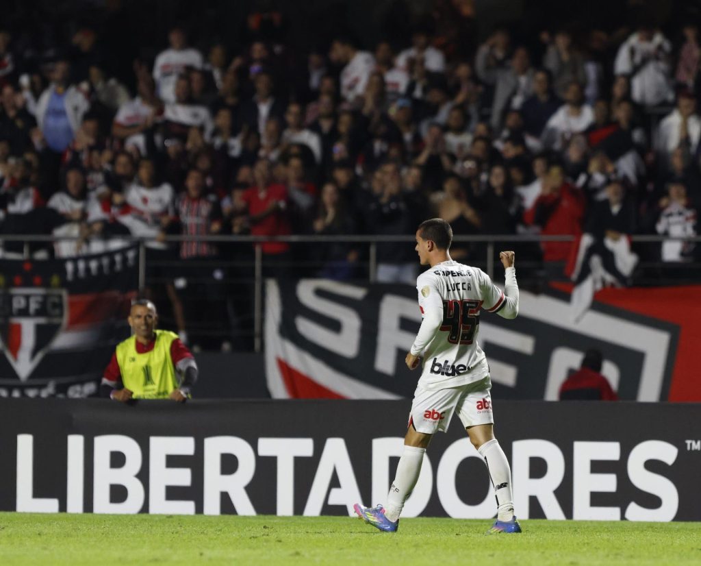 Lucca fez o gol da classificação do Tricolor para as oitavas de final da Libertadores. (Foto: Rubens Chiri e Paulo Pinto/SPFC)