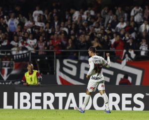 Lucca fez o gol da classificação do Tricolor para as oitavas de final da Libertadores. (Foto: Rubens Chiri e Paulo Pinto/SPFC)