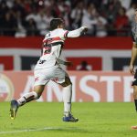 Lucca fez o gol de empate do São Paulo contra o Libertad. (Foto: Rubens Chiri e Paulo Pinto/SPFC)