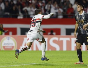Lucca fez o gol de empate do São Paulo contra o Libertad. (Foto: Rubens Chiri e Paulo Pinto/SPFC)