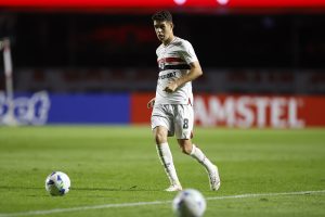 Oscar se tornou o garçom do São Paulo em 2025. (Foto: Rubens Chiri e Paulo Pinto/SPFC)