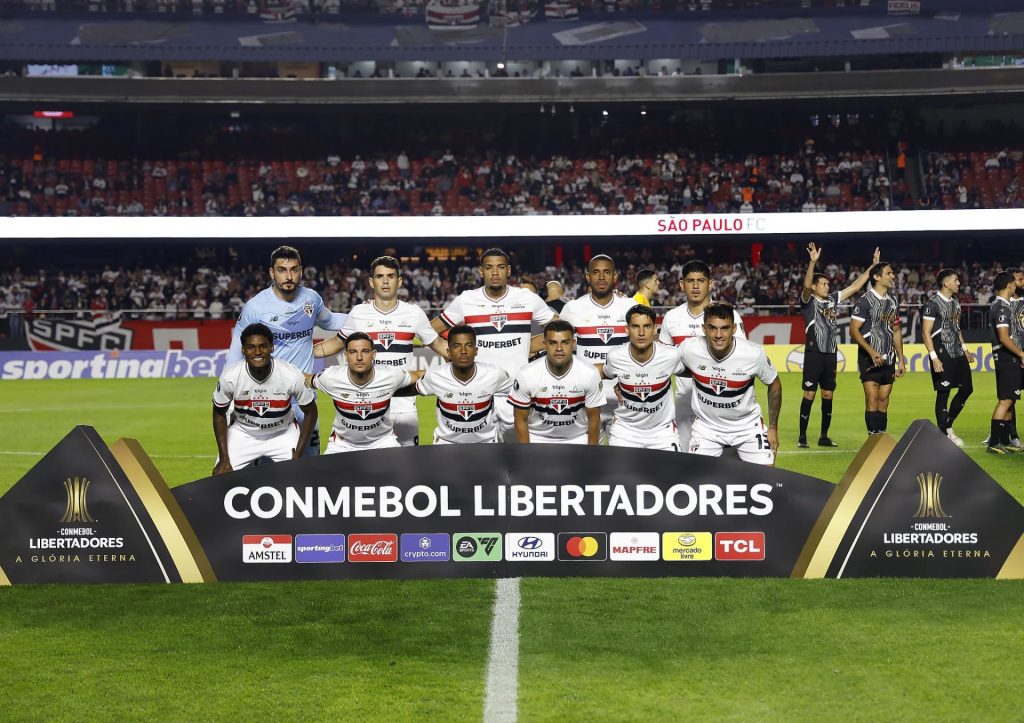 São Paulo perto de ser líder do grupo na Libertadores. (Foto: Rubens Chiri e Paulo Pinto/SPFC)