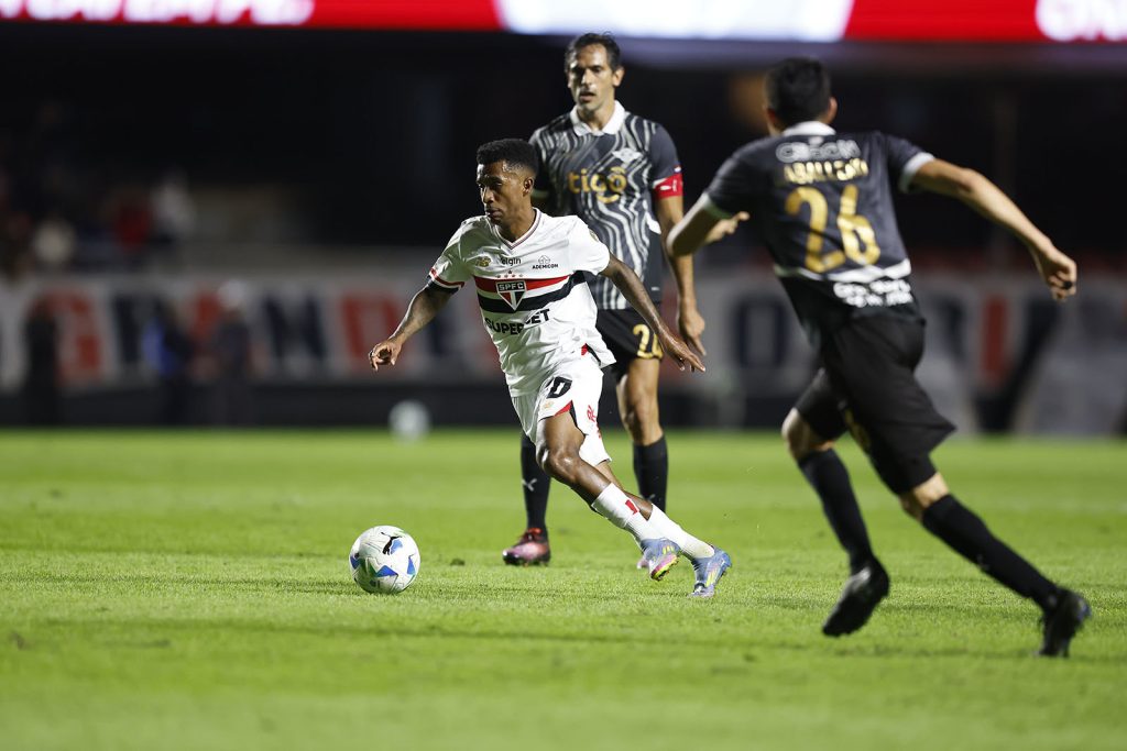 Meio-campista tem contrato até junho com o Tricolor. (Foto: Rubens Chiri e Paulo Pinto/SPFC)