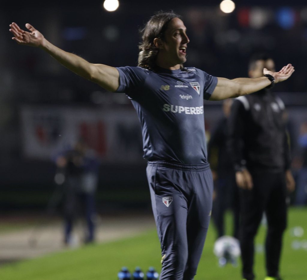 Luis Zubeldía sofre com torcida dividida no São Paulo. (Foto: Rubens Chiri e Paulo Pinto/SPFC)