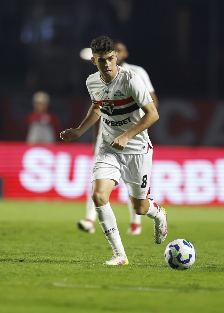 Meia do Tricolor recuou para ser um segundo meio-campista. (Foto: Rubens Chiri e Paulo Pinto/SPFC)