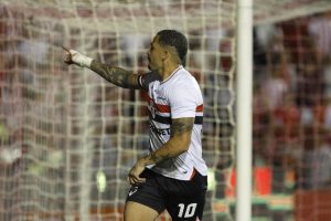 Camisa 10 foi decisivo de novo pelo São Paulo na Copa do Brasil. (Foto: Rubens Chiri/SPFC)