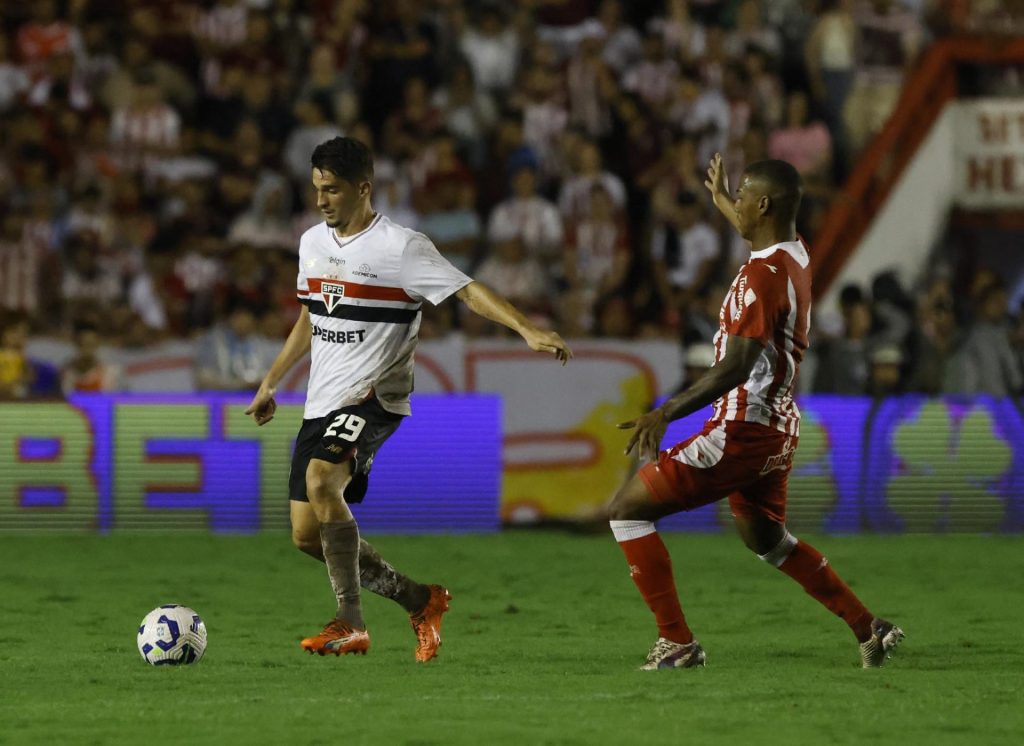 Pablo Maia pode voltar a ser titular do São Paulo. (Foto: Rubens Chiri e Paulo Pinto/SPFC)