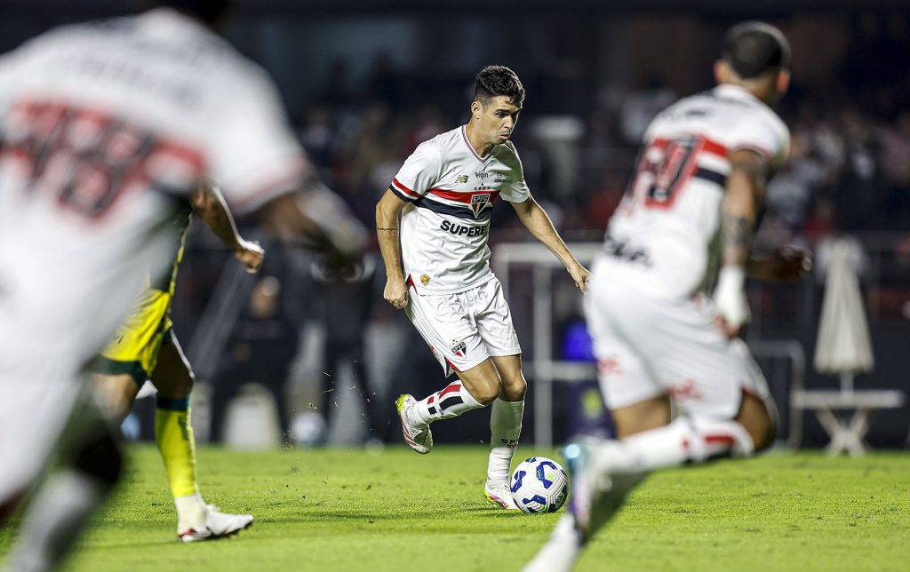 Meia do São Paulo tem sofrido com dores na coxa. (Foto: Rubens Chiri e Paulo Pinto/SPFC)