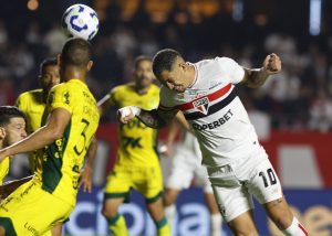 São Paulo perde do Mirassol e se complica no Brasileirão. (Foto: Rubens Chiri e Paulo Pinto/SPFC)
