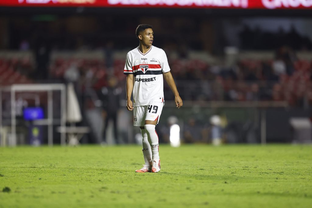 Ryan Francisco recebe poucas oportunidades no São Paulo. (Foto: Rubens Chiri e Paulo Pinto/SPFC)