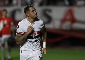 Luciano na versão copeira em 2025 no São Paulo. (Foto: Rubens Chiri e Paulo Pinto/SPFC)