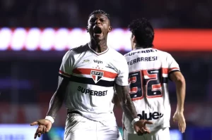 Arboleda após marcar um belo gol pelo São Paulo. Foto: Marcello Zambrana/AGIF