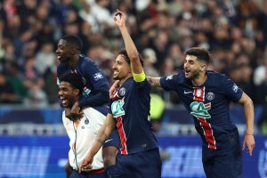 Beraldo conquista mais uma taça pelo PSG. (Foto: AFP)