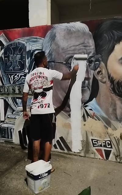 Artista "apaga" Dorival de muro na capital paulista. (Foto: Reprodução/X)