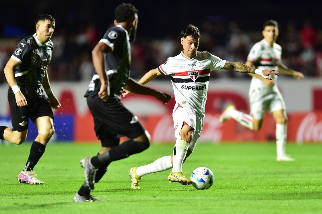 Ferreirinha em jogo contra o Libertad. (Foto: X da Libertadores)