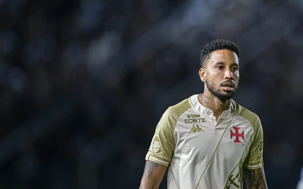 Jair é meio-campista do Vasco e foi cogitado no Tricolor. (Foto: Thiago Ribeiro/AGIF)