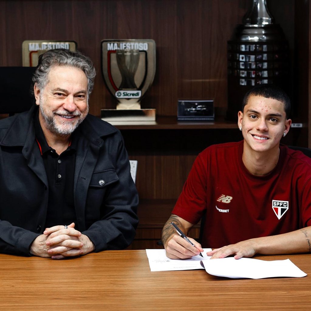 Lucca ao lado de Julio Casares após assinar a renovação contratual com o Sâo Paulo. (Foto: X do SPFC)